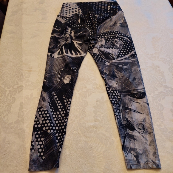 OW Fit high waisted black and gray geometric print Starwars theme legging. S - Picture 5 of 9